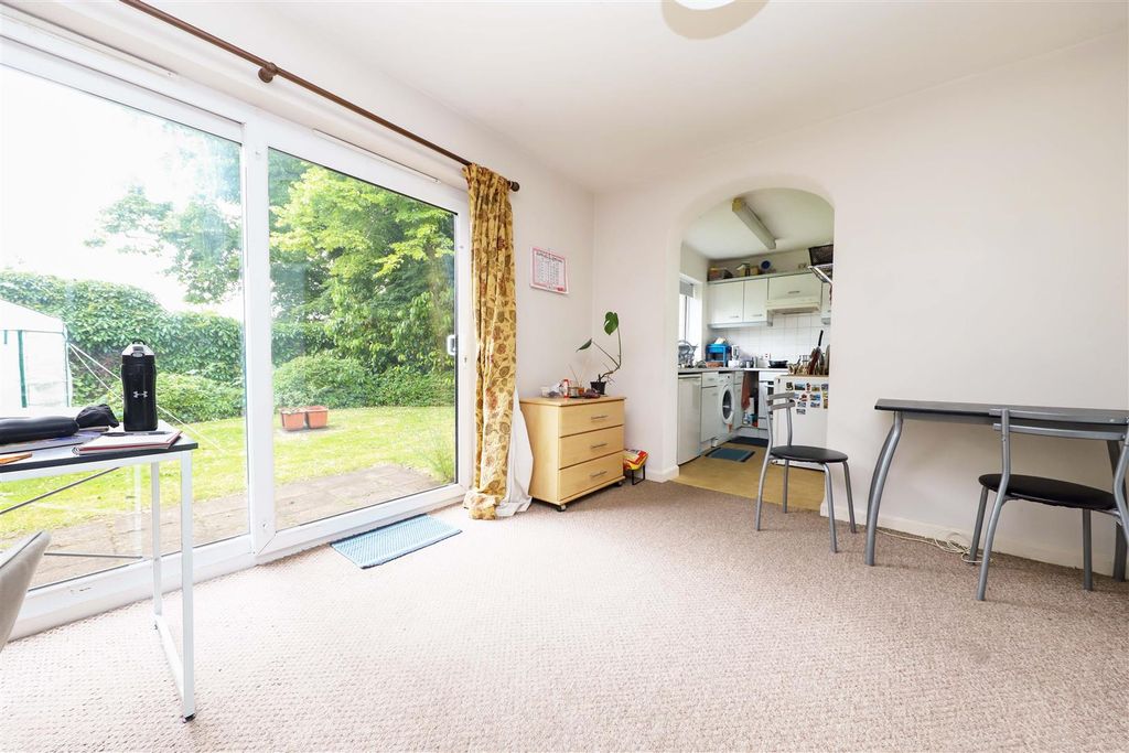 Property photo 2 of 8 Lounge