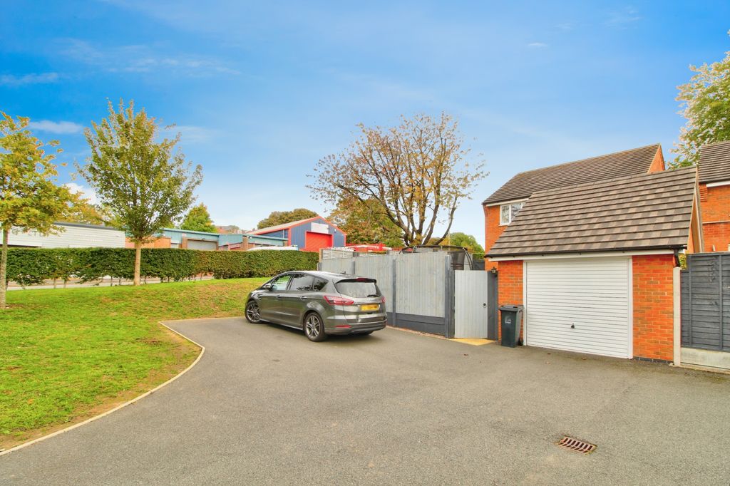 Property photo 2 of 24 Driveway And Garage