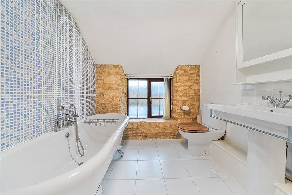 Property photo 2 of 20 Bathroom