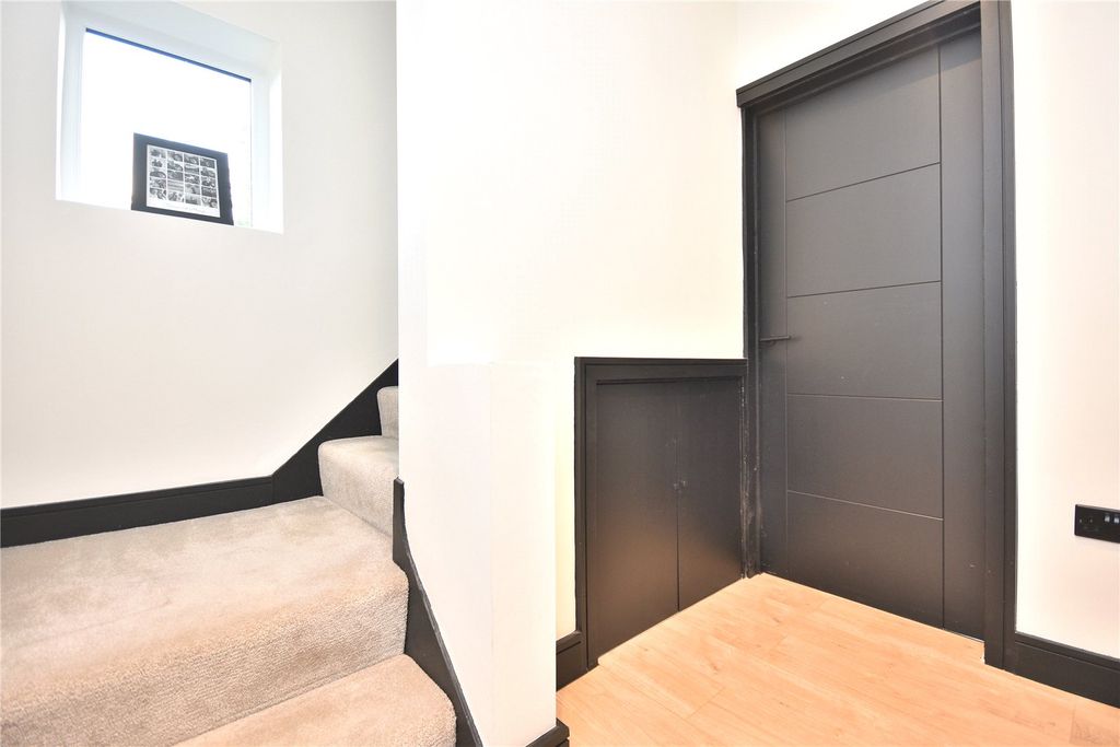 Property photo 2 of 21 Picture No. 17