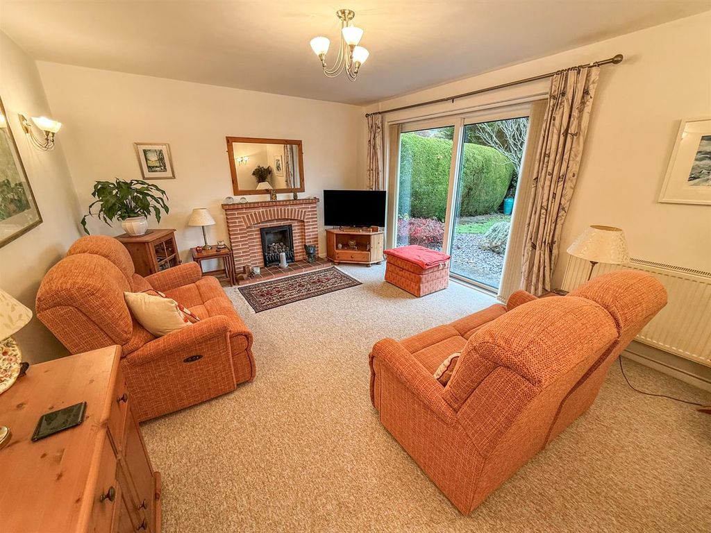 Property photo 2 of 18 Lounge