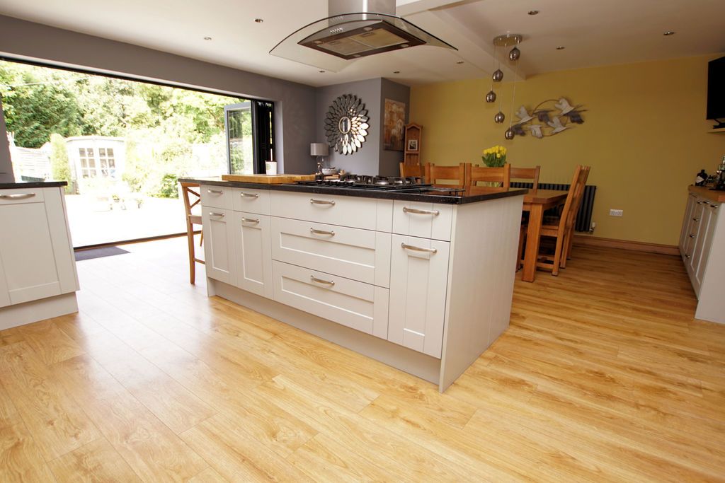 Property photo 3 of 19 Kitchen
