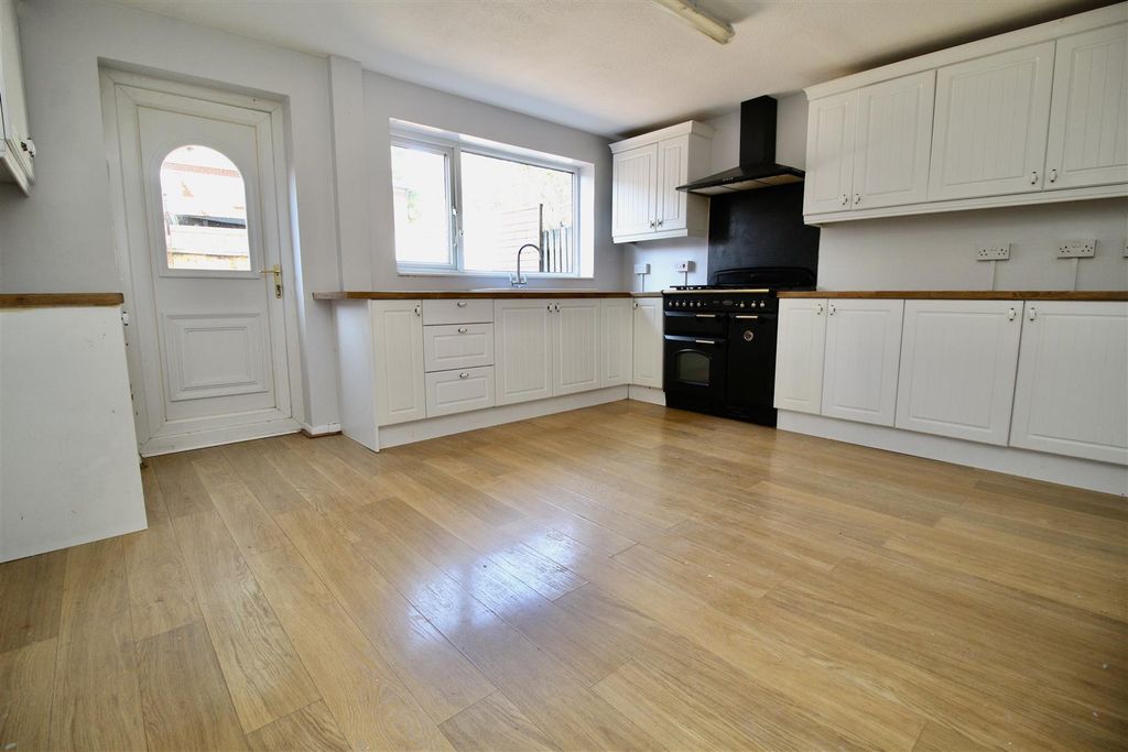Property photo 3 of 17 Kitchen/Dining Room