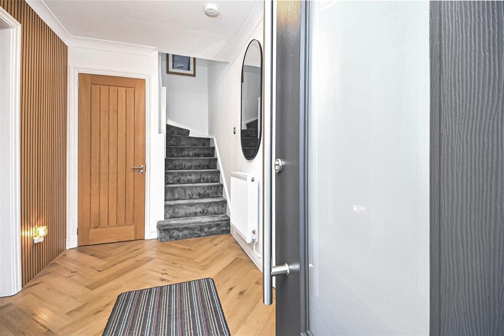 Property photo 2 of 34 2 Spinerette Close Entrance Hall (3).Jpg