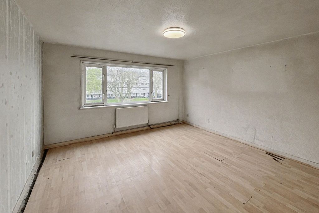 Property photo 3 of 18 64 Raccoon Way, Hounslow, Middlesex, Tw4 7Pj