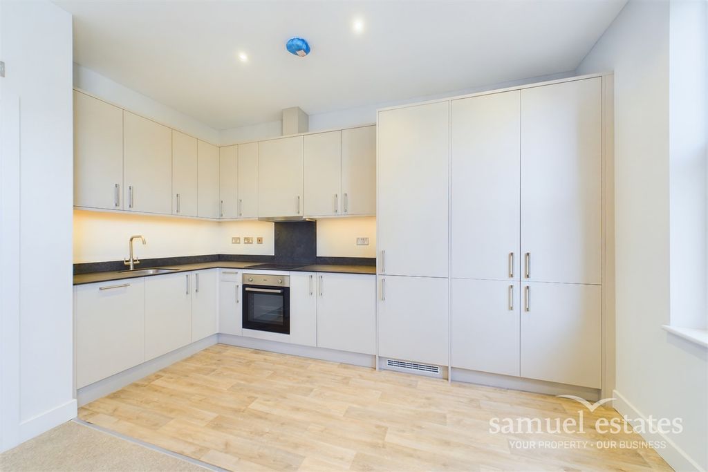 Property photo 3 of 12 Kitchen