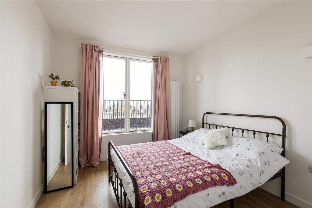 Property photo 3 of 22 Gainsford Road E17