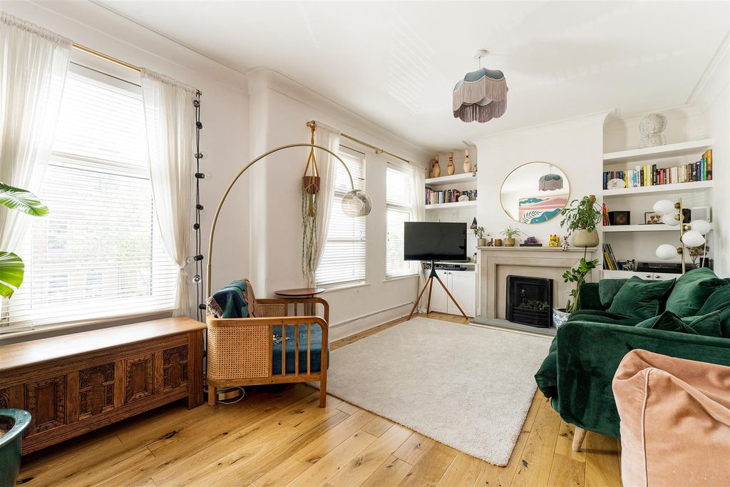Property photo 2 of 26 Brettenham Road, E17