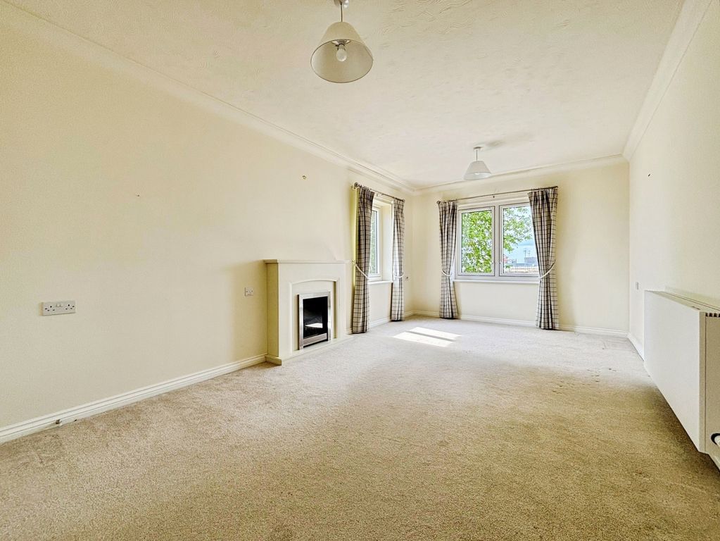 Property photo 3 of 11 Living Room
