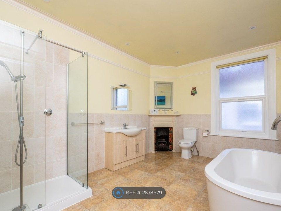 Property photo 3 of 24 Bathroom1