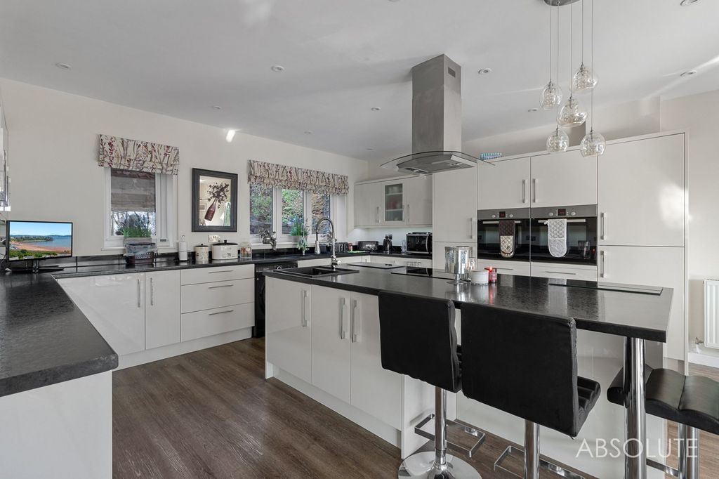 Property photo 3 of 35 Kitchen