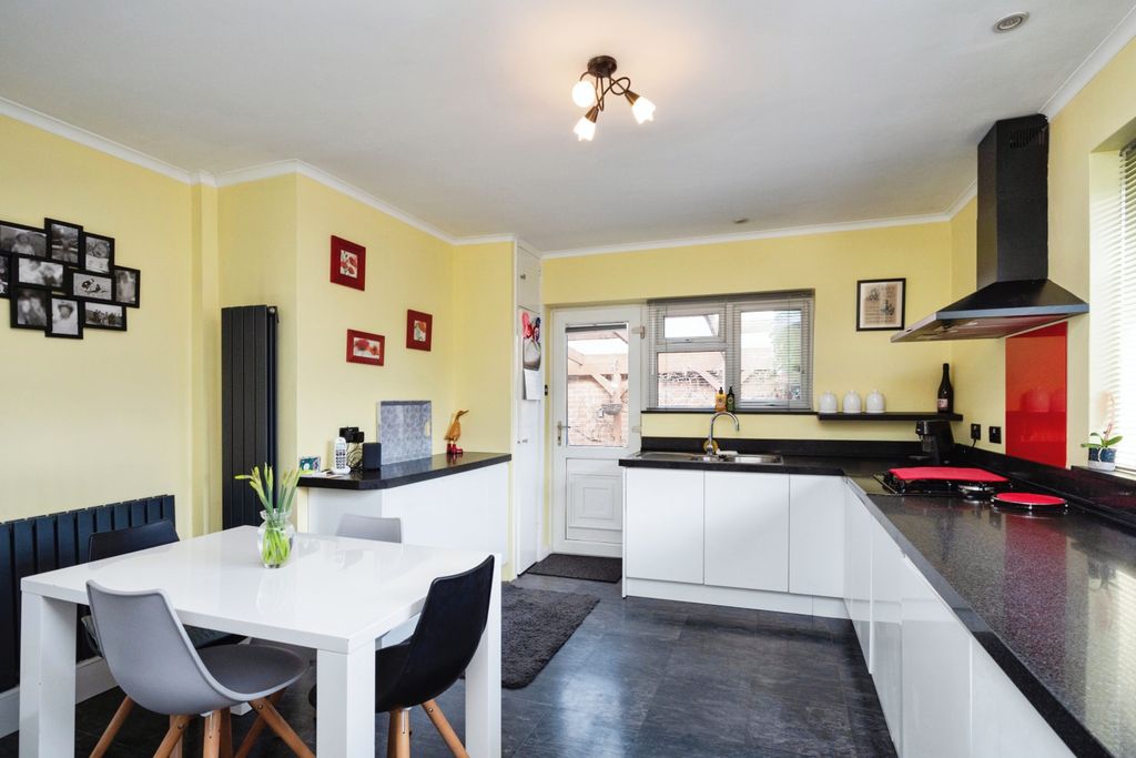 Property photo 3 of 17 Kitchen