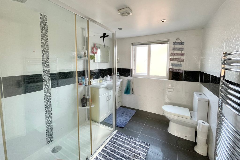 Additional image 18 of 5 bed detached house for saleWoodcot Gardens, Farnborough GU14