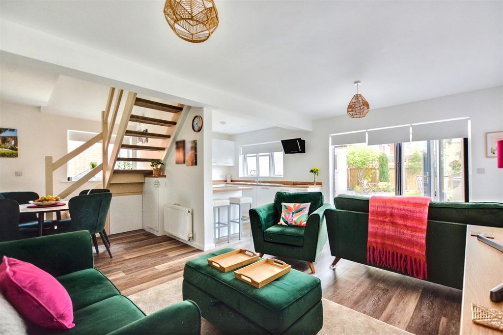 Property photo 2 of 25 Lounge/Living Area