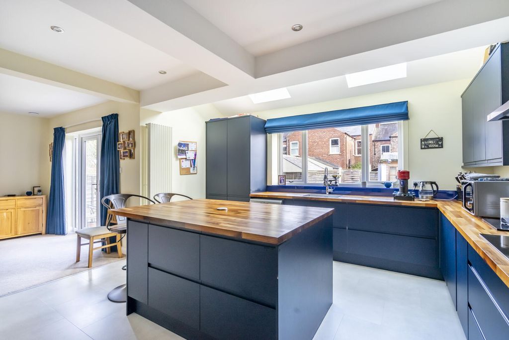 Property photo 3 of 19 Kitchen