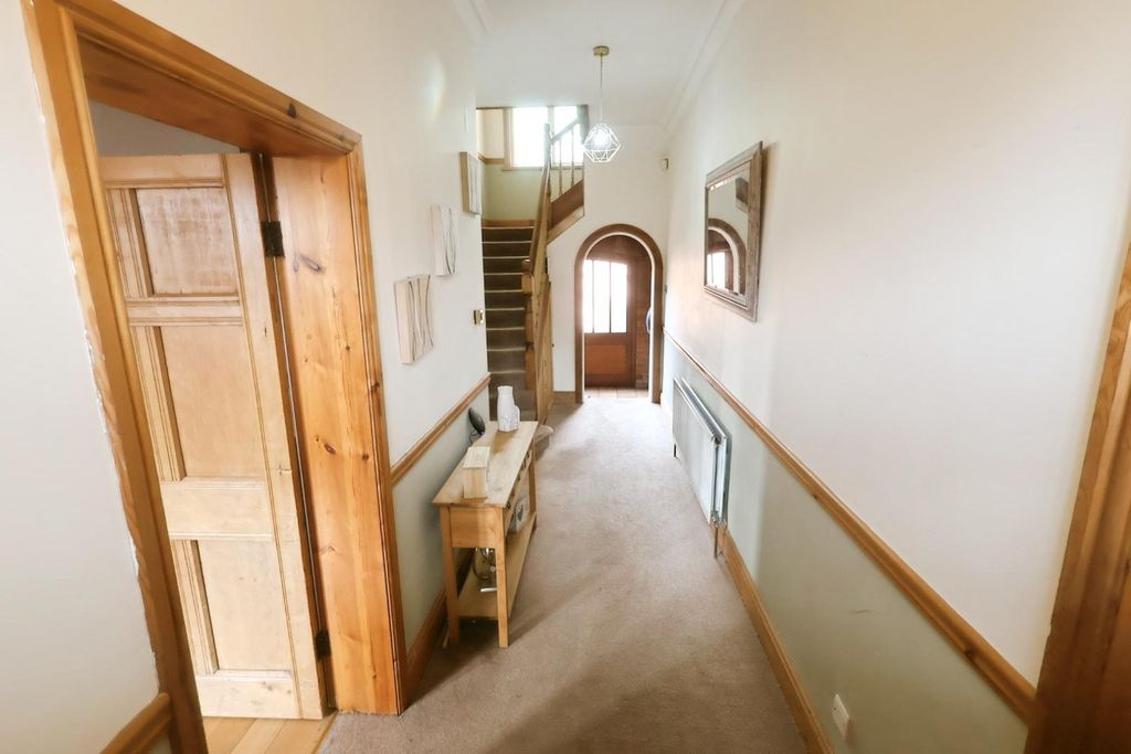 Property photo 2 of 18 Entrance Hall