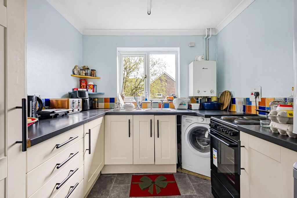 Property photo 3 of 11 Kitchen