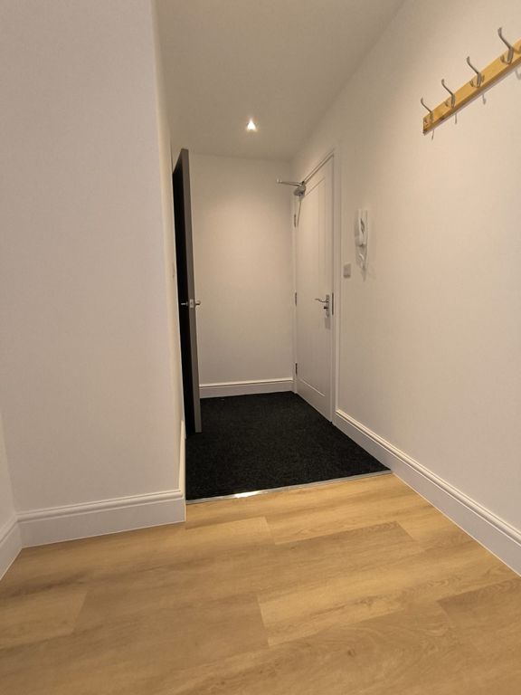 Property photo 2 of 9 Hallway