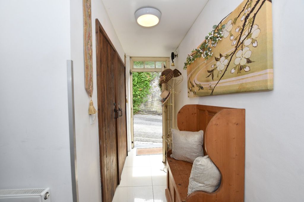 Property photo 2 of 18 Entrance Hall