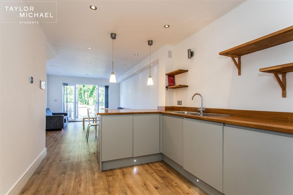 Property photo 3 of 25 Kitchen