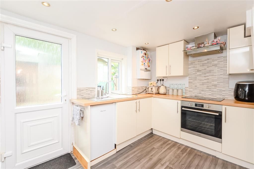 Property photo 3 of 11 Kitchen