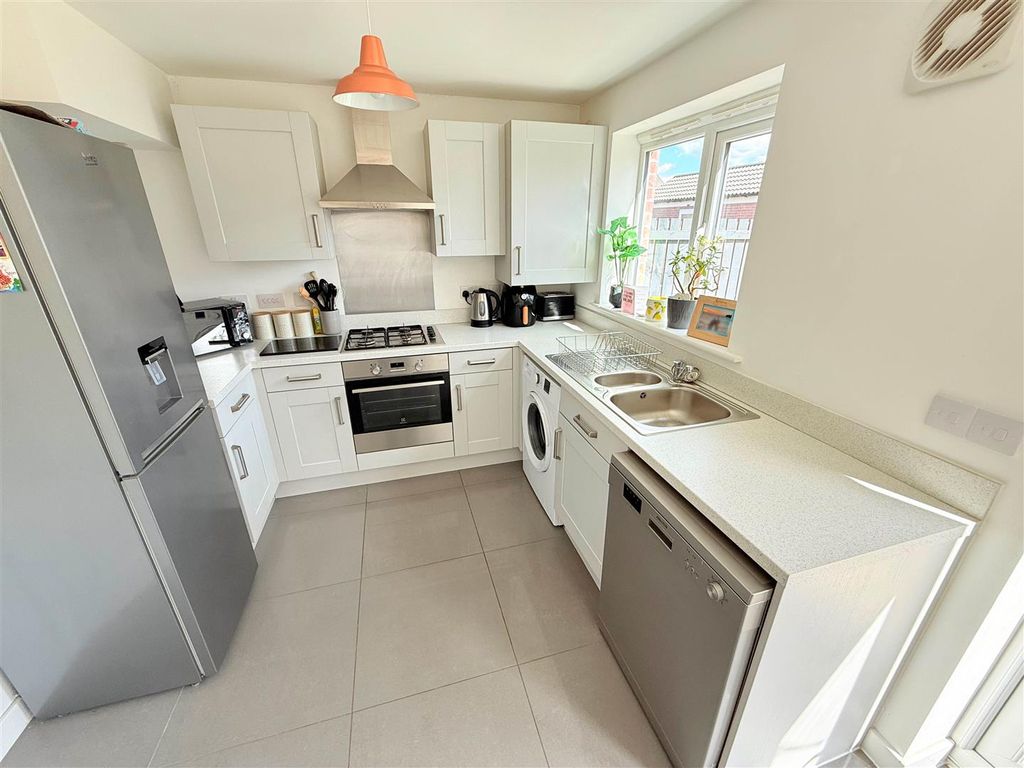 Property photo 3 of 11 Dining Kitchen