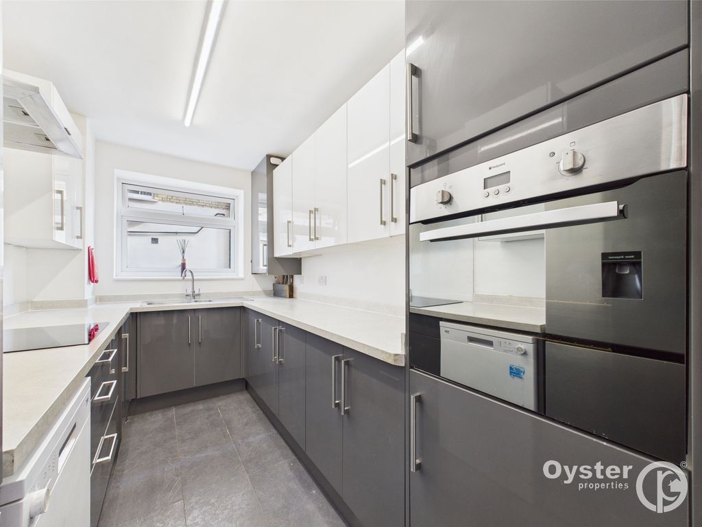 Property photo 3 of 10 Kitchen