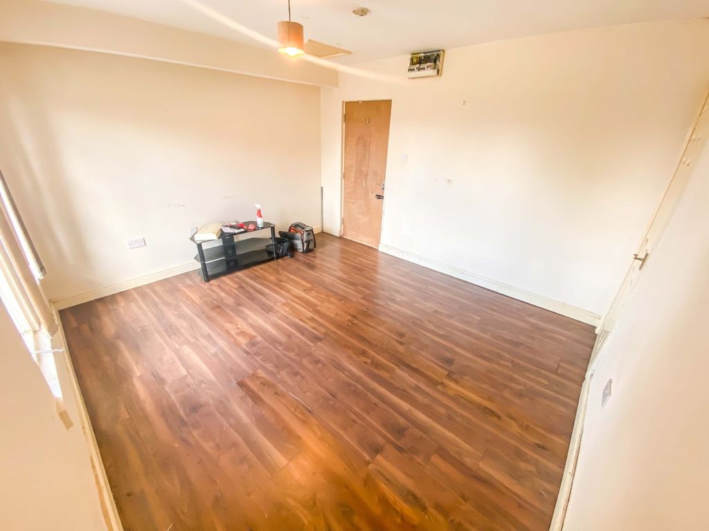 Property photo 2 of 9 Living/Bedroom