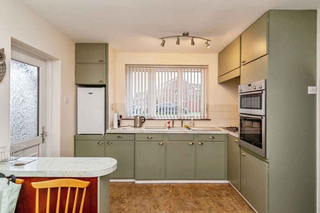 Property photo 2 of 20 Kitchen