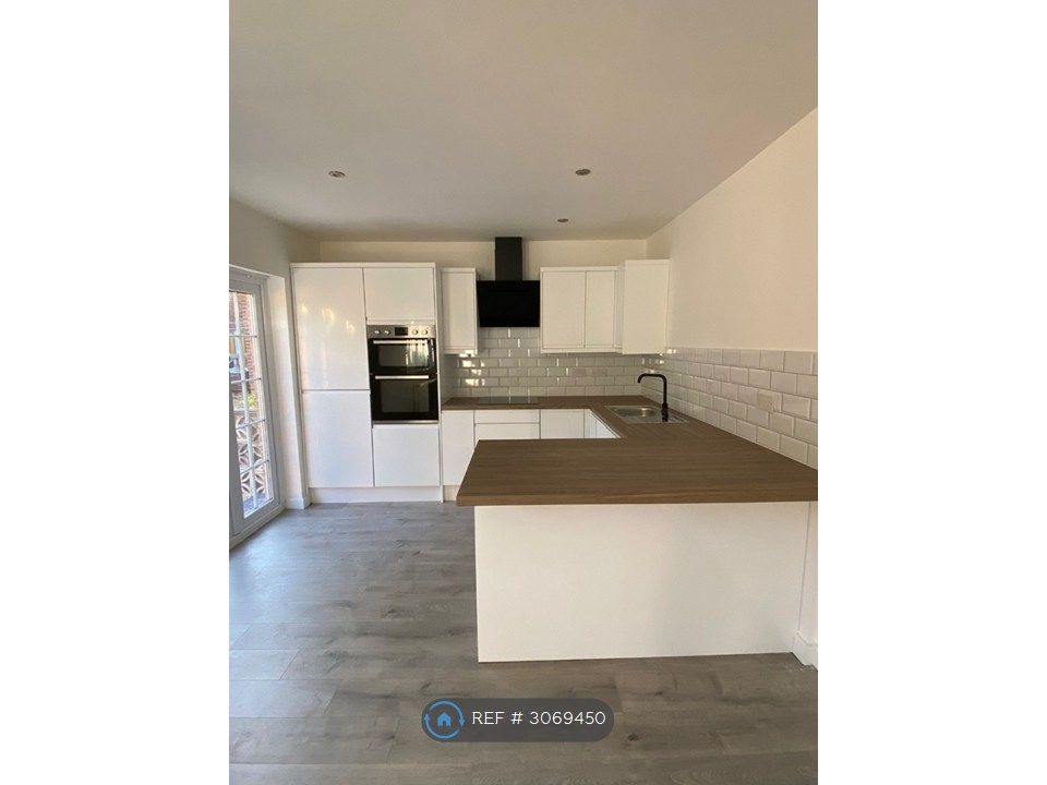 Property photo 2 of 13 Kitchen 1