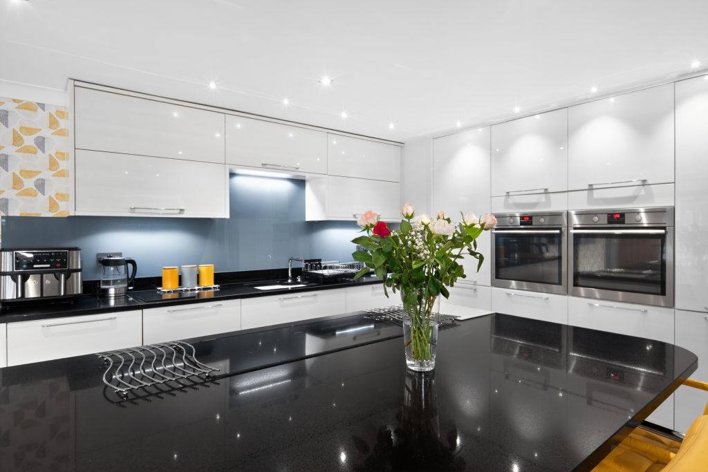 Property photo 3 of 21 Kitchen