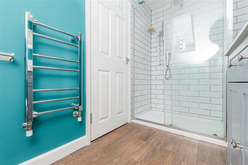 Property photo 3 of 13 En-Suite Shower Room