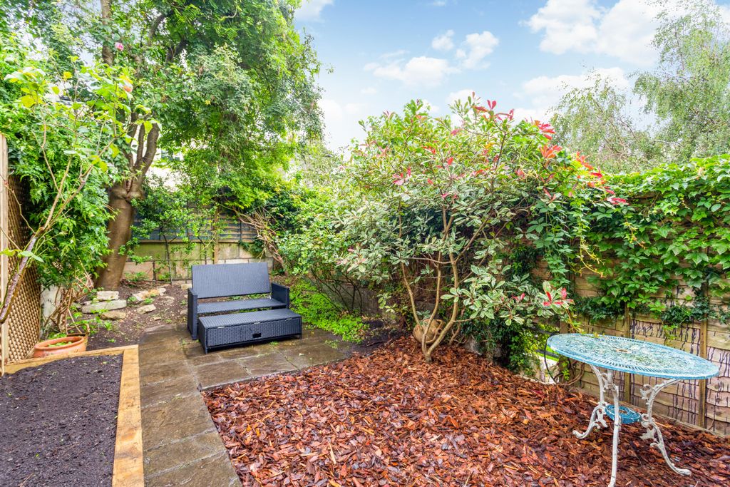 Property photo 2 of 11 Garden