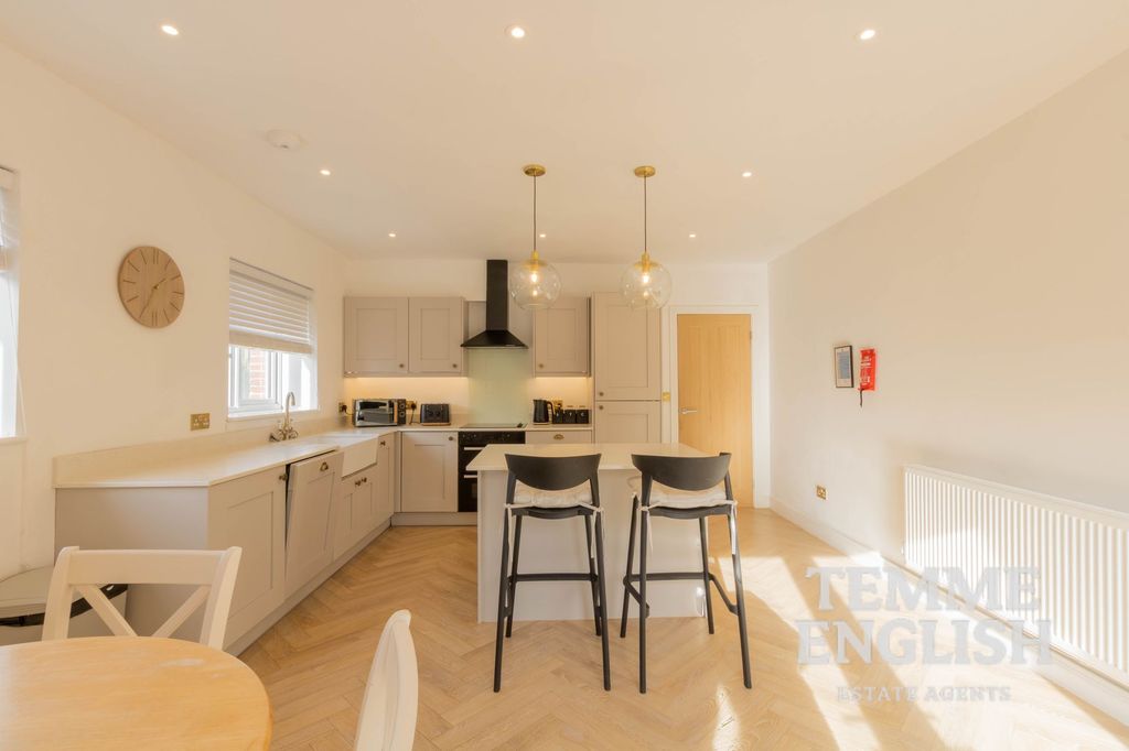 Property photo 2 of 34