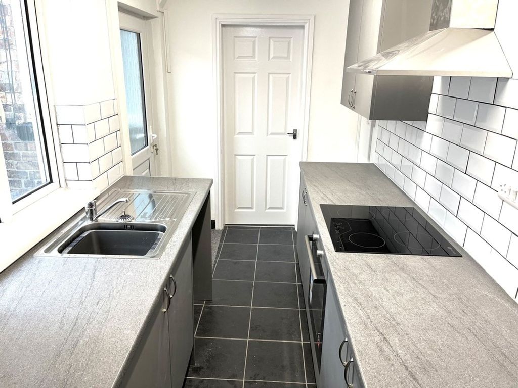 Property photo 3 of 10 Kitchen