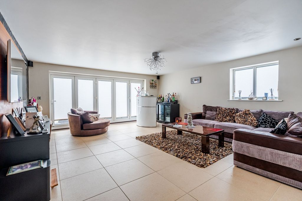 Property photo 3 of 41