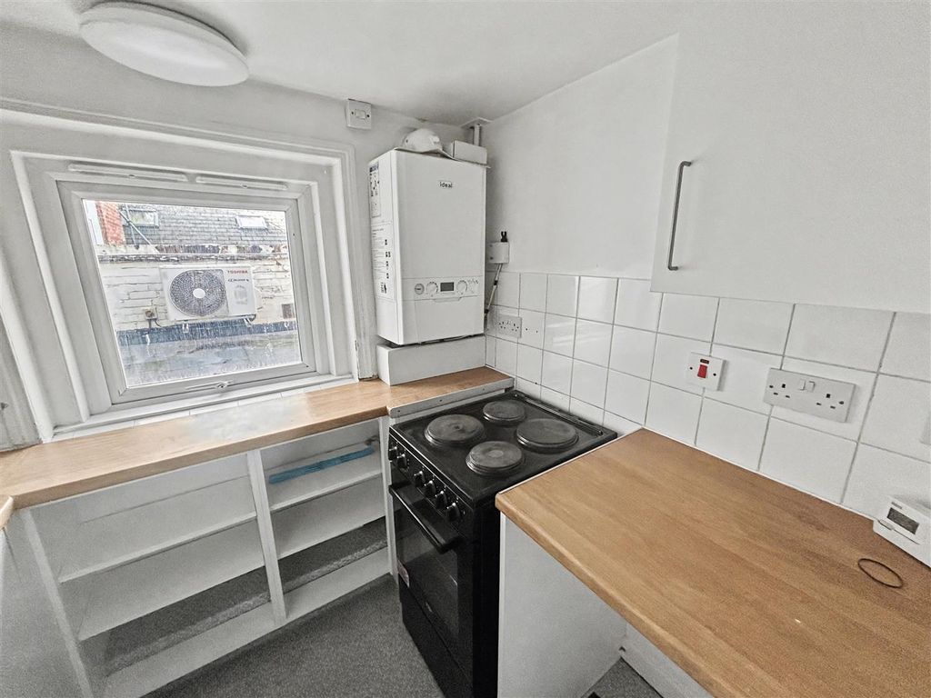 Property photo 3 of 8 Kitchen 2