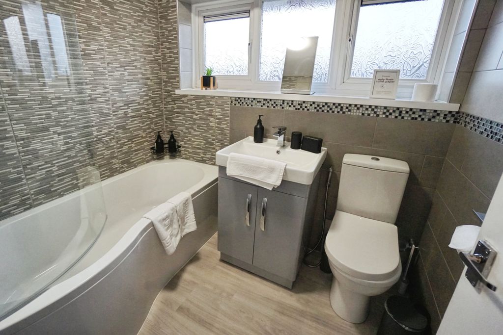 Property photo 3 of 14 Bathroom