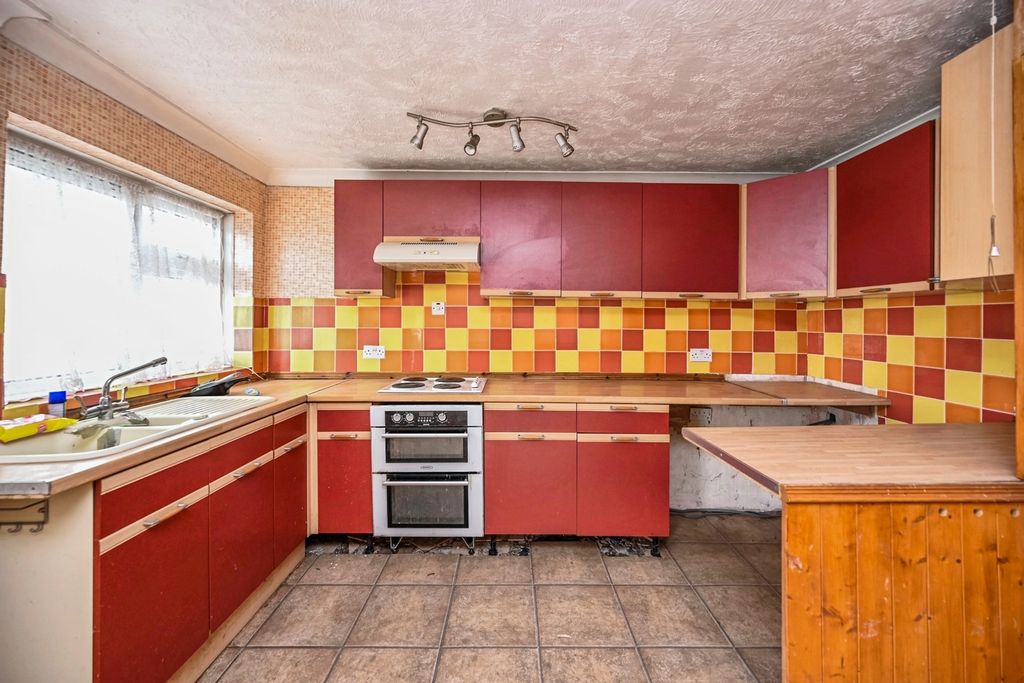 Property photo 2 of 8 Kitchen