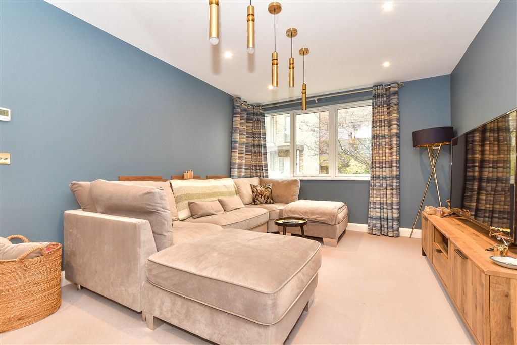 Property photo 2 of 19 Lounge