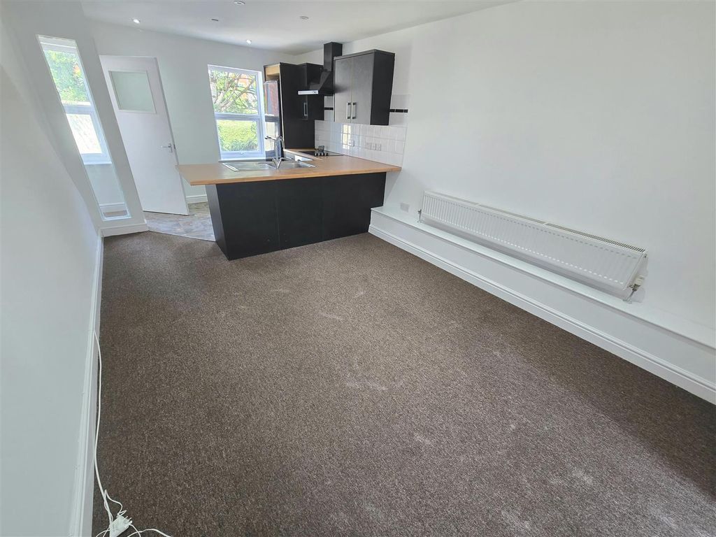 Property photo 2 of 9 Lounge Kitchenette