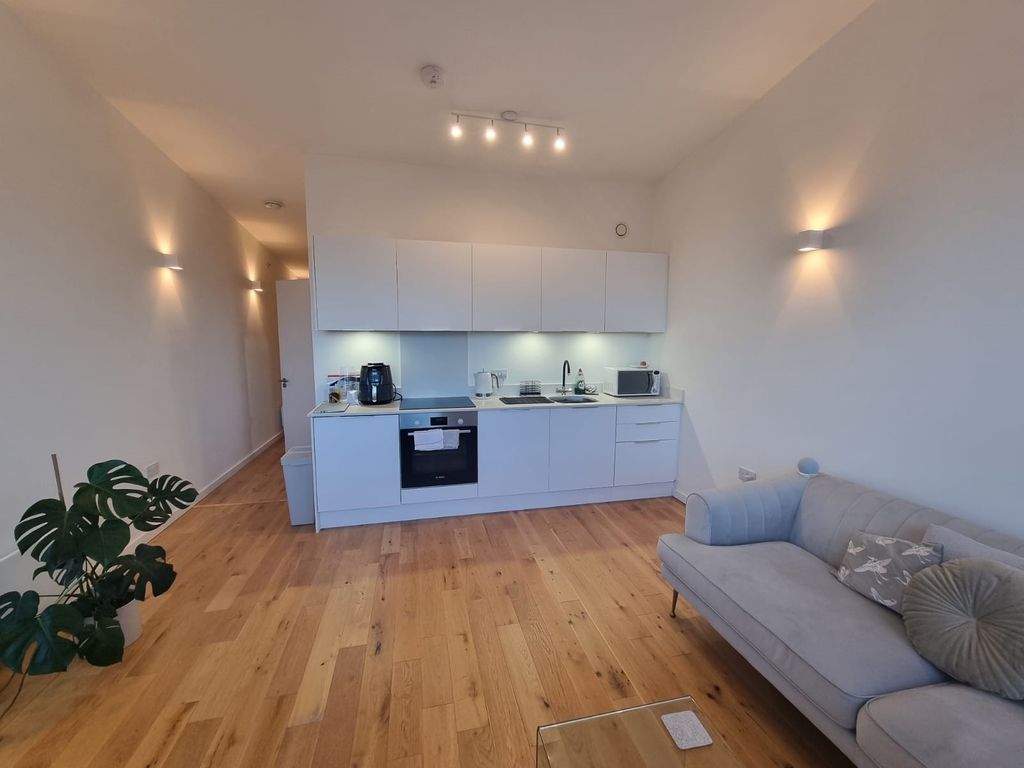 Property photo 3 of 8 Fitted Kitchen