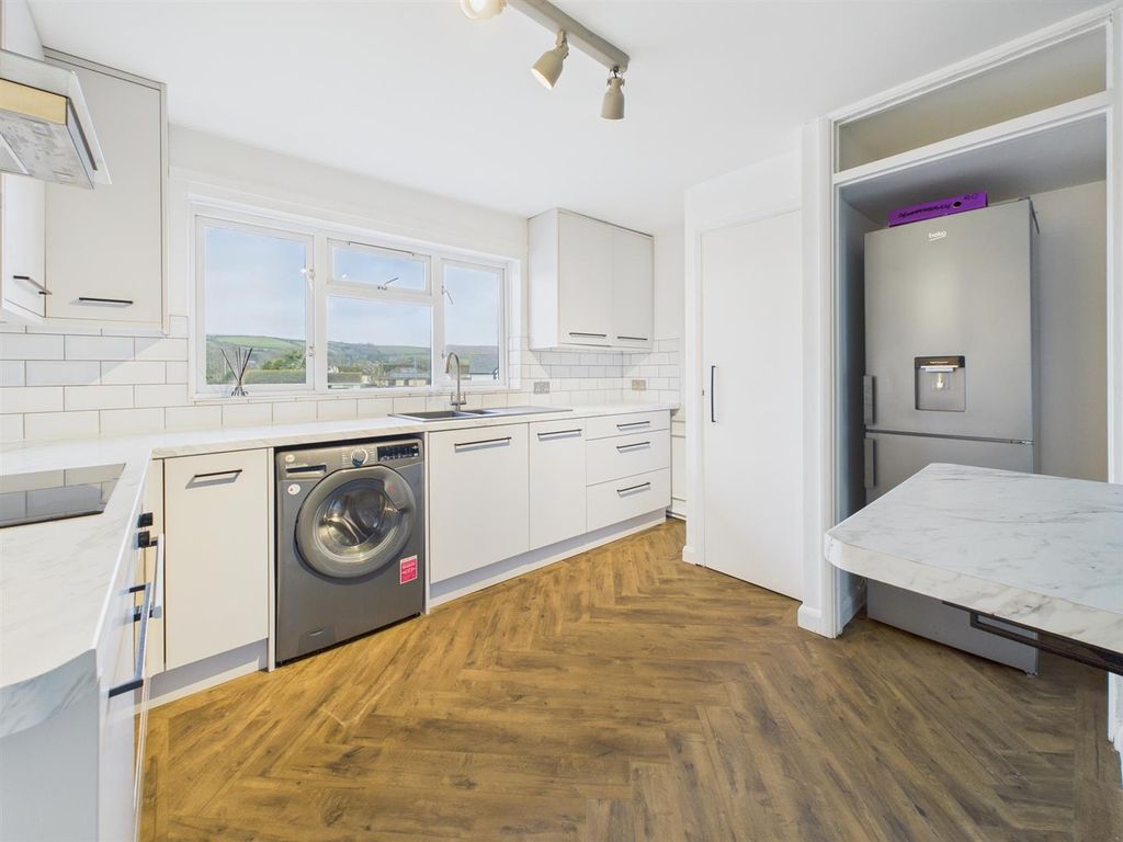 Property photo 2 of 9 Kitchen