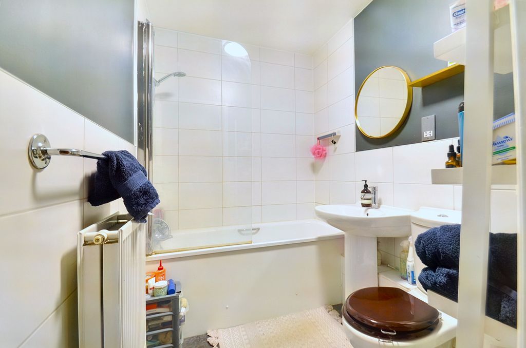 Property photo 2 of 13 Bathroom (2).Jpg