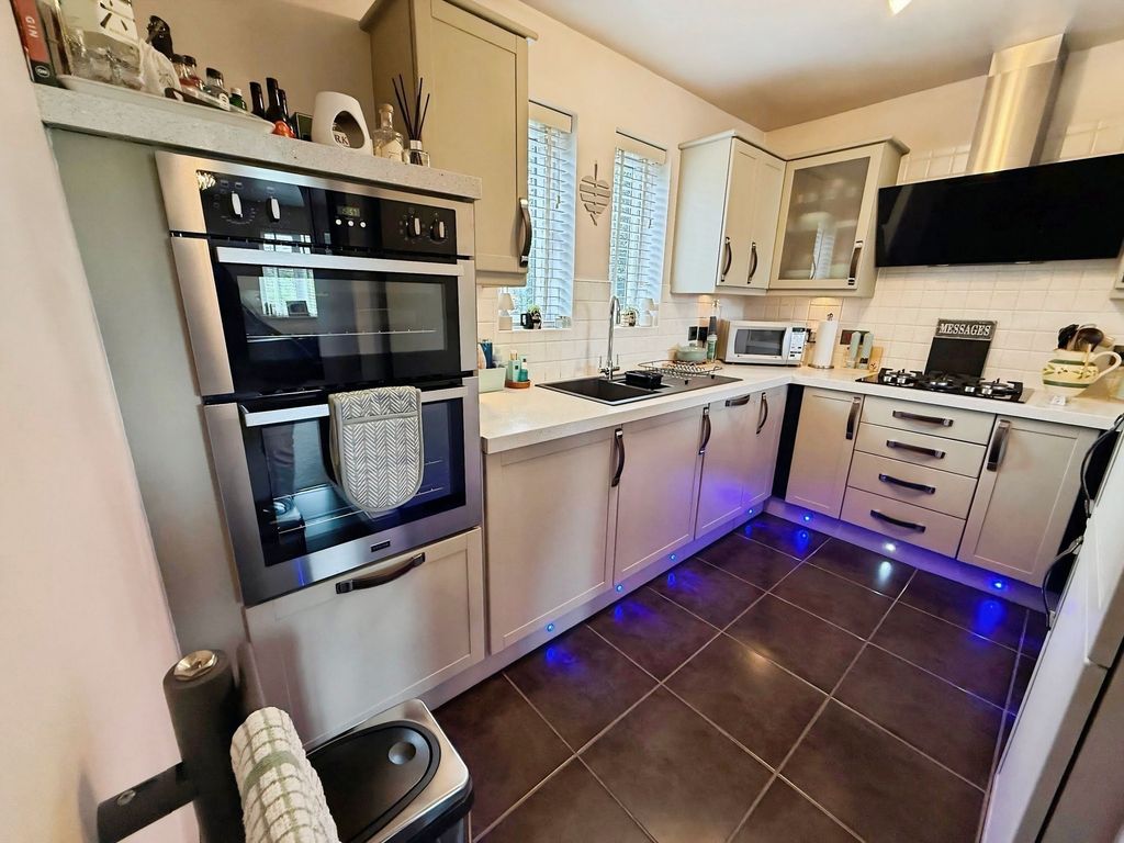 Property photo 3 of 19 Kitchen