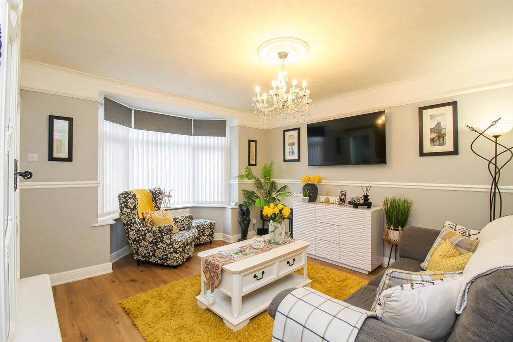 Property photo 3 of 13 Lounge