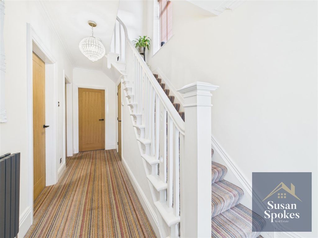 Property photo 3 of 33 Cam01858G0-Pr0206-Still020.Jpg