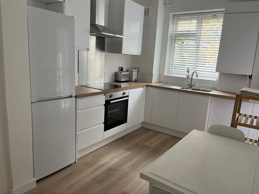 Property photo 1 of 7 Rawson Court Sw11 Eden Harper