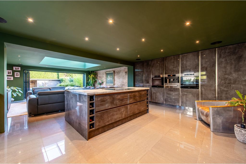 Property photo 3 of 31 Kitchen