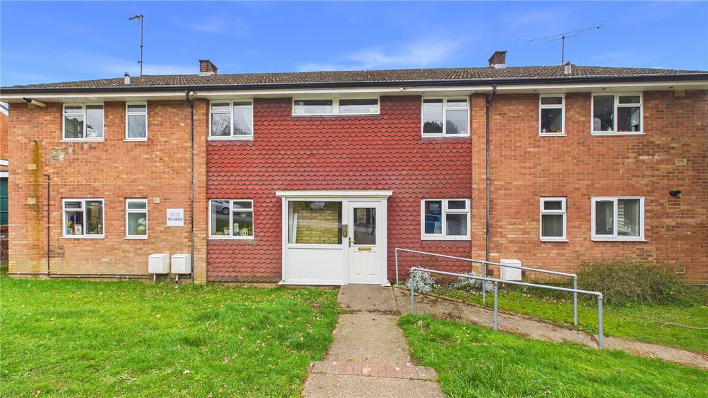 2 bed flat for saleLightwater, Surrey GU18